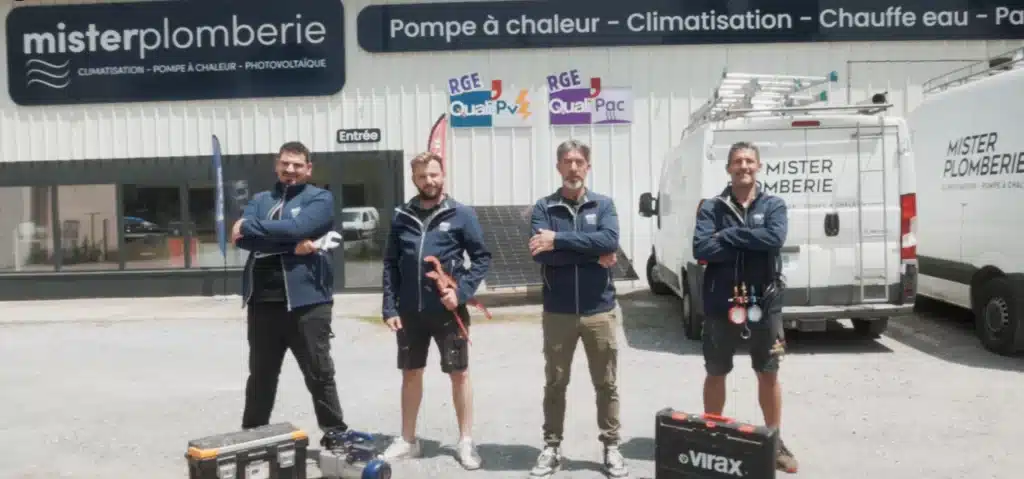 Techniciens et patron de Misterplomberie posant bras croisés devant le show room et les camions