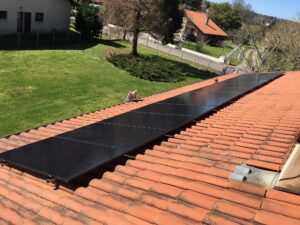 Vue du toit avec les panneaux installés sur la longueur.