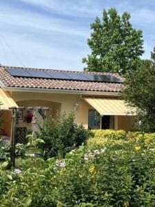 Vue sur un toit avec des panneaux photovoltaïques installés