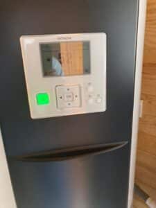 Gros plan sur le tableau de bord d'un chauffe-eau thermodynamique Hitachi