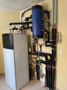 Vue de profil de toute l'installation d'une pompe à chaleur dans un garage