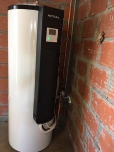 Vue en entier d'un chauffe-eau Hitachi