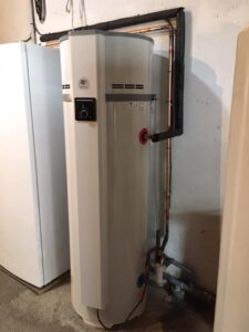 Vue de face d'un chauffe-eau Thermor avec ses raccordements