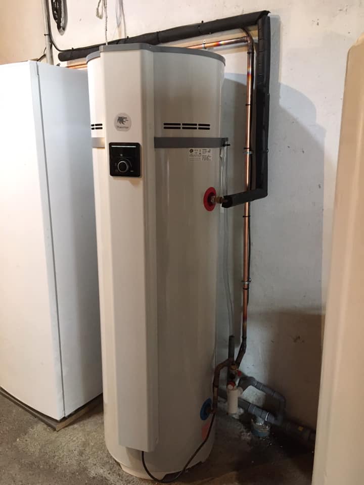 Vue en entier d'un chauffe-eau couleur alu