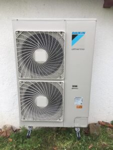 Module extérieur d'une pompe à chaleur Daikin avec 2 compresseurs