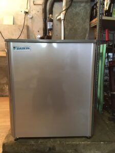 Module alu d'une pompe à chaleur Daikin dans une cave.
