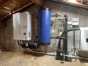 Vue générale d'un système de pompe à chaleur installée dans un grenier.